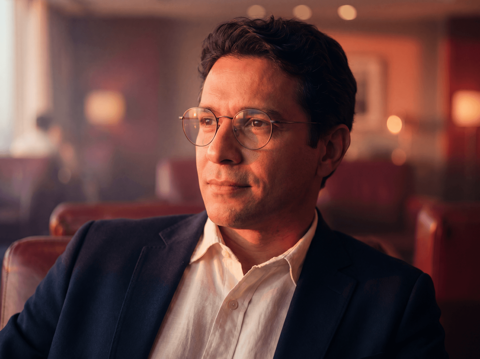 BlueLock Private Banking — empresário em ambiente premium com luz dourada de fim de tarde