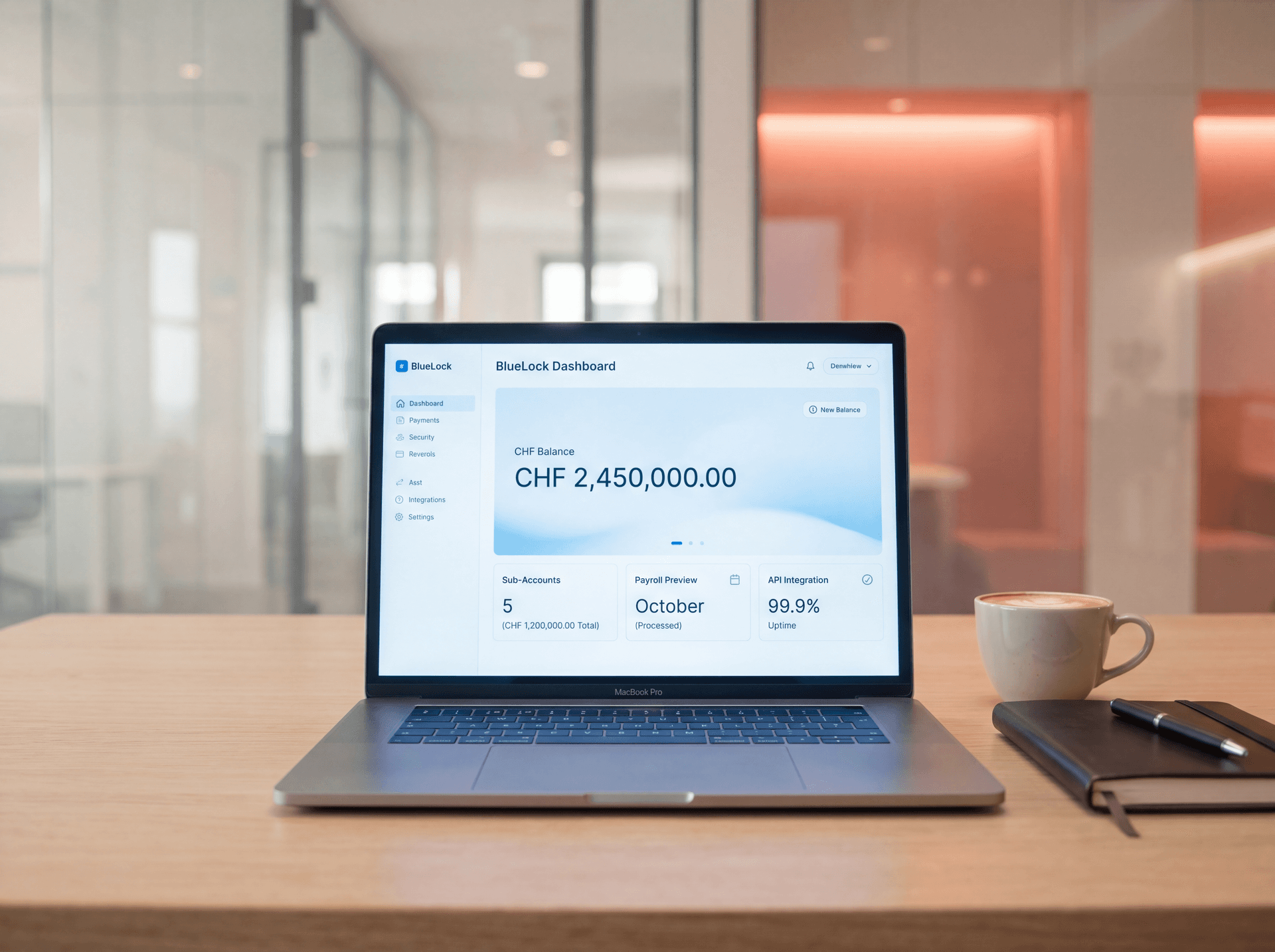 MacBook em mesa de escritório exibindo BlueLock dashboard empresarial
